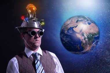 Evrene ve dünya gezegenine bakan komik bilim adamı