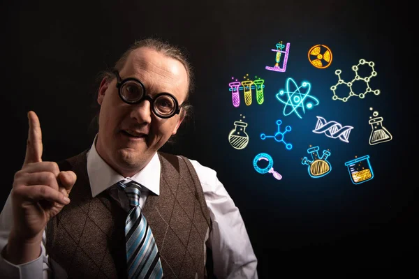 Grappige wetenschapper op zoek naar scheikunde symbolen chemische — Stockfoto