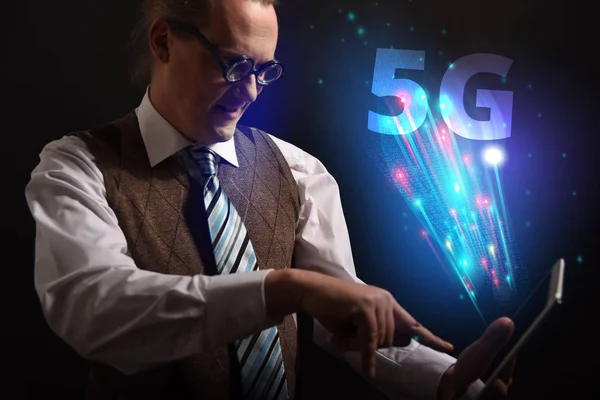 Śmieszne Nerd lub Geek wiith tablet i symbol 5g — Zdjęcie stockowe