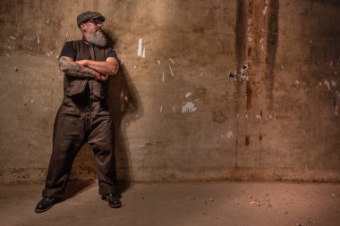 Sakallı hippi tattooe kollarını Tarih ile portresi.