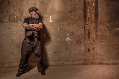 Sakallı hippi tattooe kollarını Tarih ile portresi.