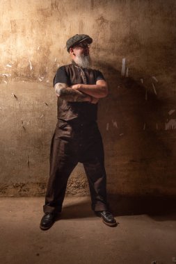 Sakallı hippi tattooe kollarını Tarih ile portresi.