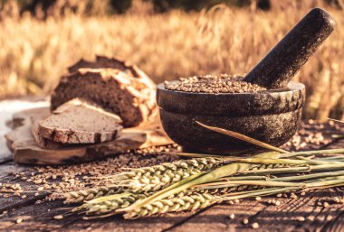 arka planda mısır tarlası ile eski bir masada ekmek unu ve mısır
