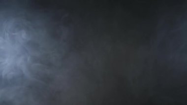 Atmosferik duman sis etkisi. VFX elemanı. Haze arka plan. Soyut duman bulutu. Siyah arka planda yavaş hareket duman. Beyaz duman yavaşça siyah arka plana karşı uzayda yüzen.