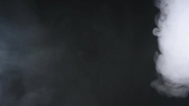 Atmosferik duman sis etkisi. VFX elemanı. Haze arka plan. Soyut duman bulutu. Siyah arka planda yavaş hareket duman. Beyaz duman yavaşça siyah arka plana karşı uzayda yüzen.