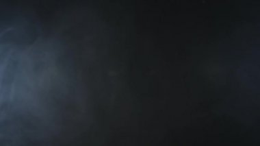 Atmosferik duman sis etkisi. VFX elemanı. Haze arka plan. Soyut duman bulutu. Siyah arka planda yavaş hareket duman. Beyaz duman yavaşça siyah arka plana karşı uzayda yüzen.