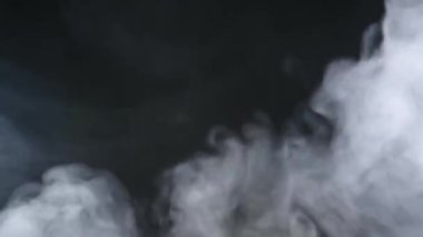 Atmosferik duman sis etkisi. VFX elemanı. Haze arka plan. Soyut duman bulutu. Siyah arka planda yavaş hareket duman. Beyaz duman yavaşça siyah arka plana karşı uzayda yüzen.