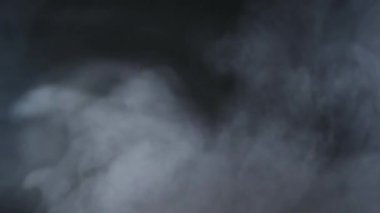 Atmosferik duman sis etkisi. VFX elemanı. Haze arka plan. Soyut duman bulutu. Siyah arka planda yavaş hareket duman. Beyaz duman yavaşça siyah arka plana karşı uzayda yüzen.
