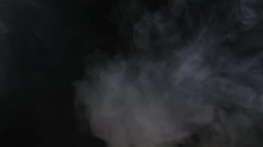 Atmosferik duman sis etkisi. VFX elemanı. Haze arka plan. Soyut duman bulutu. Siyah arka planda yavaş hareket duman. Beyaz duman yavaşça siyah arka plana karşı uzayda yüzen.