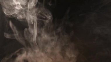 Atmosferik duman sis etkisi. VFX elemanı. Haze arka plan. Soyut duman bulutu. Siyah arka planda yavaş hareket duman. Beyaz duman yavaşça siyah arka plana karşı uzayda yüzen.