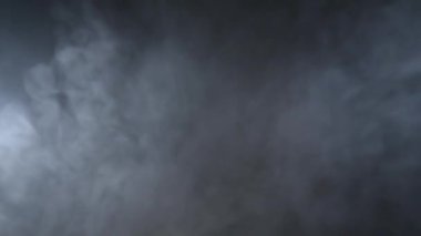 Atmosferik duman sis etkisi. VFX elemanı. Haze arka plan. Soyut duman bulutu. Siyah arka planda yavaş hareket duman. Beyaz duman yavaşça siyah arka plana karşı uzayda yüzen.