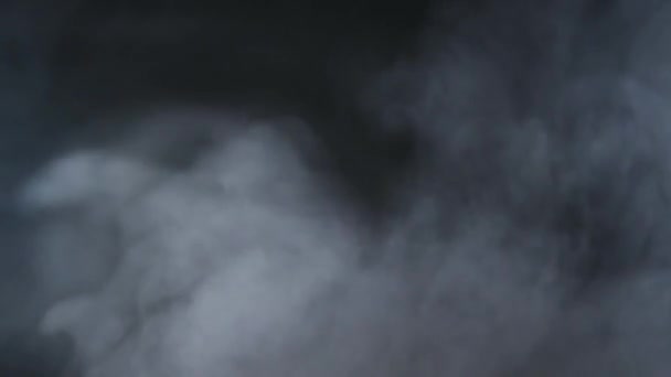 大气烟雾雾效应 Vfx 阴霾背景 抽象烟云 在黑色背景上以慢动作吸烟 白烟在黑色背景下慢慢飘过太空 — 图库视频影像