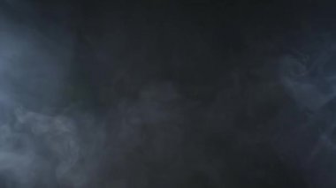 Atmosferik duman sis etkisi. VFX elemanı. Haze arka plan. Soyut duman bulutu. Siyah arka planda yavaş hareket duman. Beyaz duman yavaşça siyah arka plana karşı uzayda yüzen.