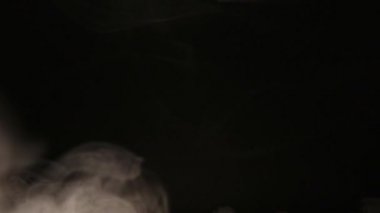 Atmosferik duman sis etkisi. VFX elemanı. Haze arka plan. Soyut duman bulutu. Siyah arka planda yavaş hareket duman. Beyaz duman yavaşça siyah arka plana karşı uzayda yüzen.