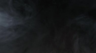 Atmosferik duman sis etkisi. VFX elemanı. Haze arka plan. Soyut duman bulutu. Siyah arka planda yavaş hareket duman. Beyaz duman yavaşça siyah arka plana karşı uzayda yüzen.