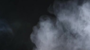 Atmosferik duman sis etkisi. VFX elemanı. Haze arka plan. Soyut duman bulutu. Siyah arka planda yavaş hareket duman. Beyaz duman yavaşça siyah arka plana karşı uzayda yüzen.