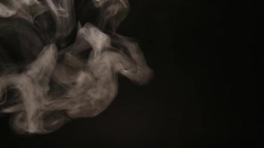 Atmosferik duman sis etkisi. VFX elemanı. Haze arka plan. Soyut duman bulutu. Siyah arka planda yavaş hareket duman. Beyaz duman yavaşça siyah arka plana karşı uzayda yüzen.