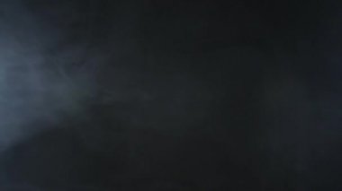 Atmosferik duman sis etkisi. VFX elemanı. Haze arka plan. Soyut duman bulutu. Siyah arka planda yavaş hareket duman. Beyaz duman yavaşça siyah arka plana karşı uzayda yüzen.