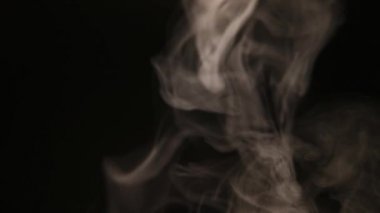 Atmosferik duman sis etkisi. VFX elemanı. Haze arka plan. Soyut duman bulutu. Siyah arka planda yavaş hareket duman. Beyaz duman yavaşça siyah arka plana karşı uzayda yüzen.