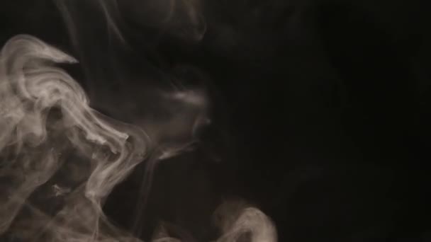 大气烟雾雾效应 Vfx 阴霾背景 抽象烟云 在黑色背景上以慢动作吸烟 白烟在黑色背景下慢慢飘过太空 — 图库视频影像