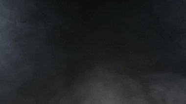 Atmosferik duman sis etkisi. VFX elemanı. Haze arka plan. Soyut duman bulutu. Siyah arka planda yavaş hareket duman. Beyaz duman yavaşça siyah arka plana karşı uzayda yüzen.