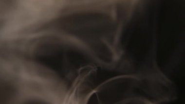 Atmosferik duman sis etkisi. VFX elemanı. Haze arka plan. Soyut duman bulutu. Siyah arka planda yavaş hareket duman. Beyaz duman yavaşça siyah arka plana karşı uzayda yüzen.