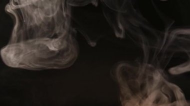 Atmosferik duman sis etkisi. VFX elemanı. Haze arka plan. Soyut duman bulutu. Siyah arka planda yavaş hareket duman. Beyaz duman yavaşça siyah arka plana karşı uzayda yüzen.