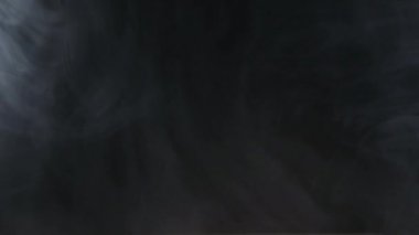 Atmosferik duman sis etkisi. VFX elemanı. Haze arka plan. Soyut duman bulutu. Siyah arka planda yavaş hareket duman. Beyaz duman yavaşça siyah arka plana karşı uzayda yüzen.