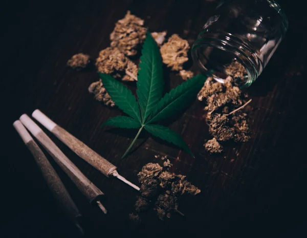 Primer plano de brotes de marihuana medicinal sobre fondo de madera —  Fotos de Stock
