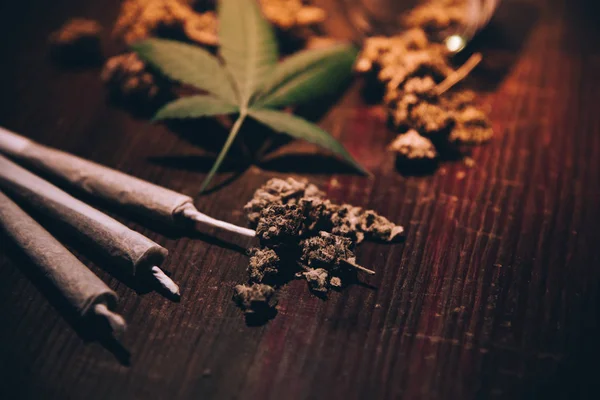 Nahaufnahme medizinischer Marihuana-Knospen auf hölzernem Hintergrund — Stockfoto