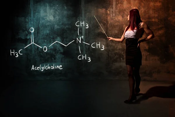 Menina sexy ou secretária ou estudante do sexo feminino apresentando fórmula química desenhada à mão de acetilcolina — Fotografia de Stock