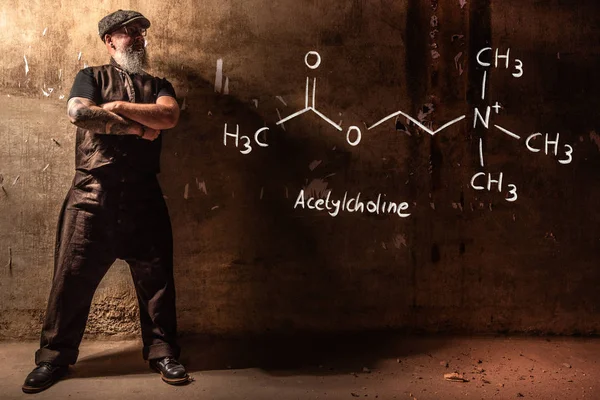 Hombre viejo barbudo que presenta fórmula química dibujada a mano de acetilcolina — Foto de Stock