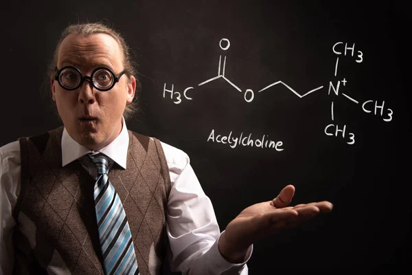 Καθηγητής παρουσιάζοντας χημική φόρμουλα της ακετυλοχολίνης — Φωτογραφία Αρχείου
