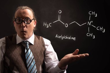 Profesör asetilkolin handdrawn kimyasal formülü sunan