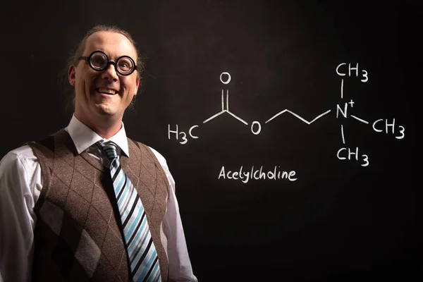 Profesor presentando fórmula química dibujada a mano de acetilcolina — Foto de Stock