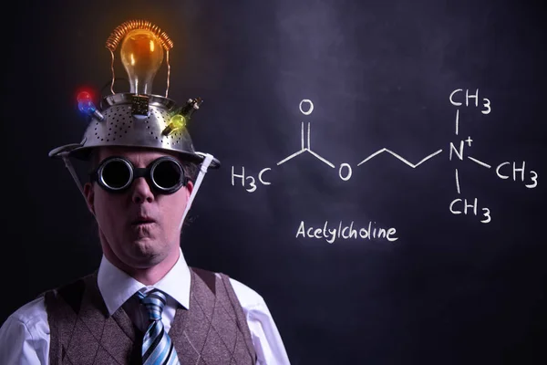 Nerd prezentuje ručně nakreslený chemický vzorec acetylcholinu — Stock fotografie
