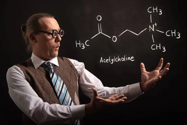 Professore che presenta formula chimica disegnata a mano di acetilcolina — Foto Stock