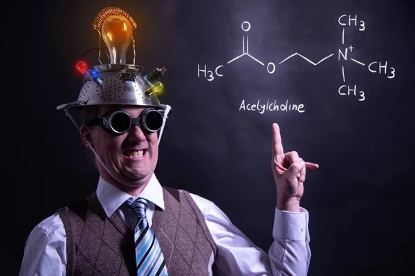 Nerd presentando fórmula química dibujada a mano de acetilcolina — Foto de Stock