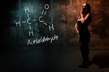 Seksi kız veya sekreter veya asetaldehit handdrawn kimyasal formülü sunan kız öğrenci