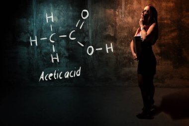 Seksi kız veya sekreter veya kız öğrenci Asetik asit Ch3cooh handdrawn kimyasal formülü sunan