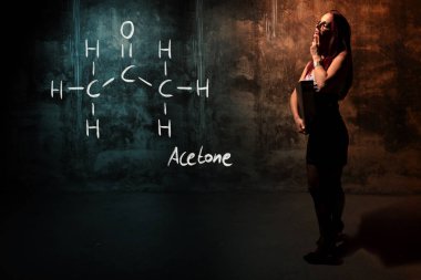 Seksi kız veya sekreter veya aseton handdrawn kimyasal formül sunan kız öğrenci