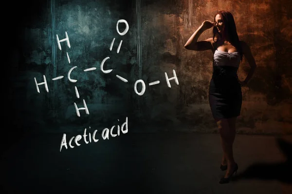 Sexy chica o secretaria o estudiante que presenta fórmula química dibujada a mano de ácido acético CH3COOH —  Fotos de Stock