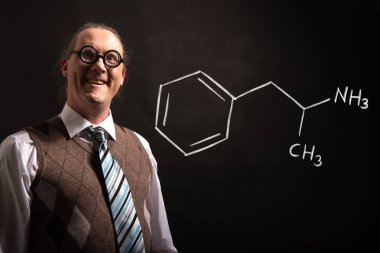 Profesör amfetamin el çizilmiş kimyasal formülü sunan