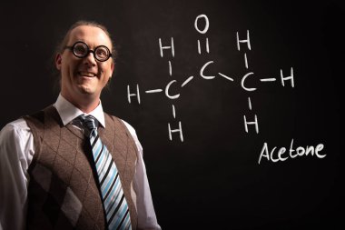 Profesör aseton el çizilmiş kimyasal formülü sunan