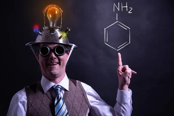 Nerd presenteren hand getekende chemische formule van amfetamine — Stockfoto