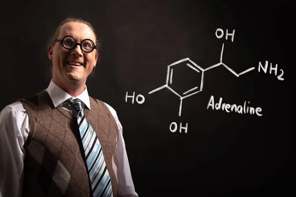 Profesor presentando fórmula química dibujada a mano de adrenalina — Foto de Stock