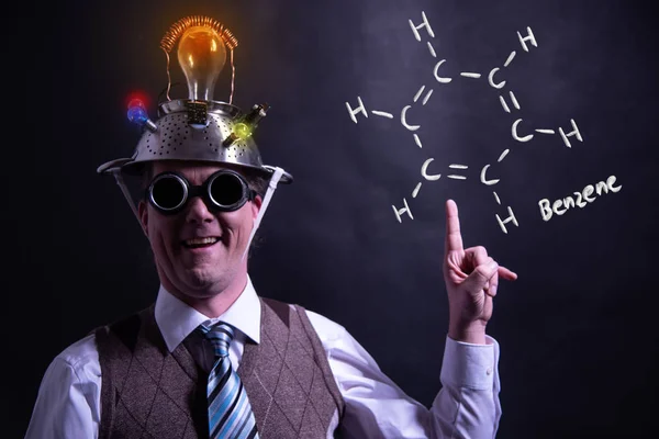 Nerd presenteert hand getekende chemische formule van benzeen — Stockfoto