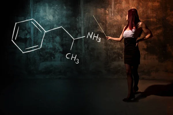 Σέξι κορίτσι ή γραμματέας ή γυναίκα φοιτητής παρουσιάζοντας χειρόγραφη χημική φόρμουλα αμφεταμίνης — Φωτογραφία Αρχείου