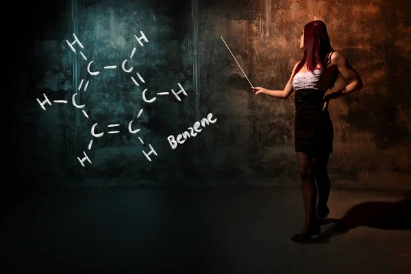 Ragazza sexy o segretaria o studentessa che presenta formula chimica disegnata a mano di benzene — Foto Stock