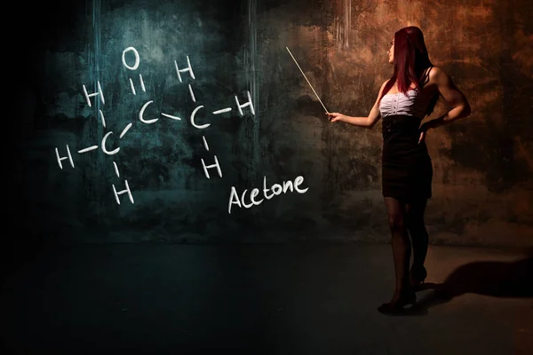 Sexy chica o secretaria o estudiante que presenta fórmula química dibujada a mano de acetona — Foto de Stock